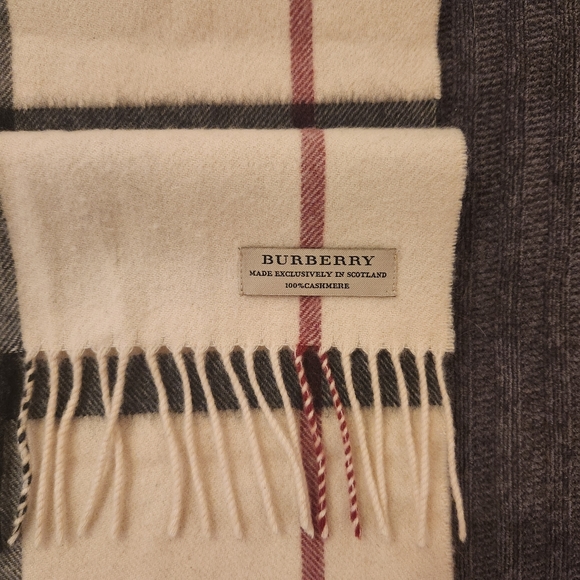 New - Authentic Burberry cashmere scarf - Picture 5 of 6
